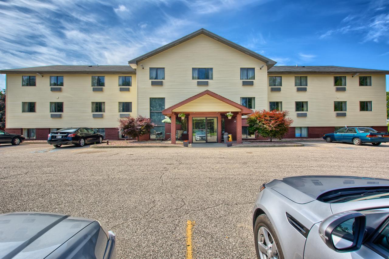 Rodeway Inn Whitehall Exterior photo