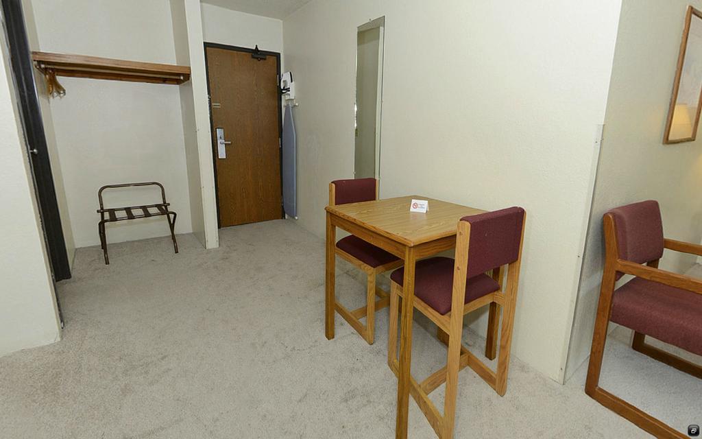 Rodeway Inn Whitehall Room photo