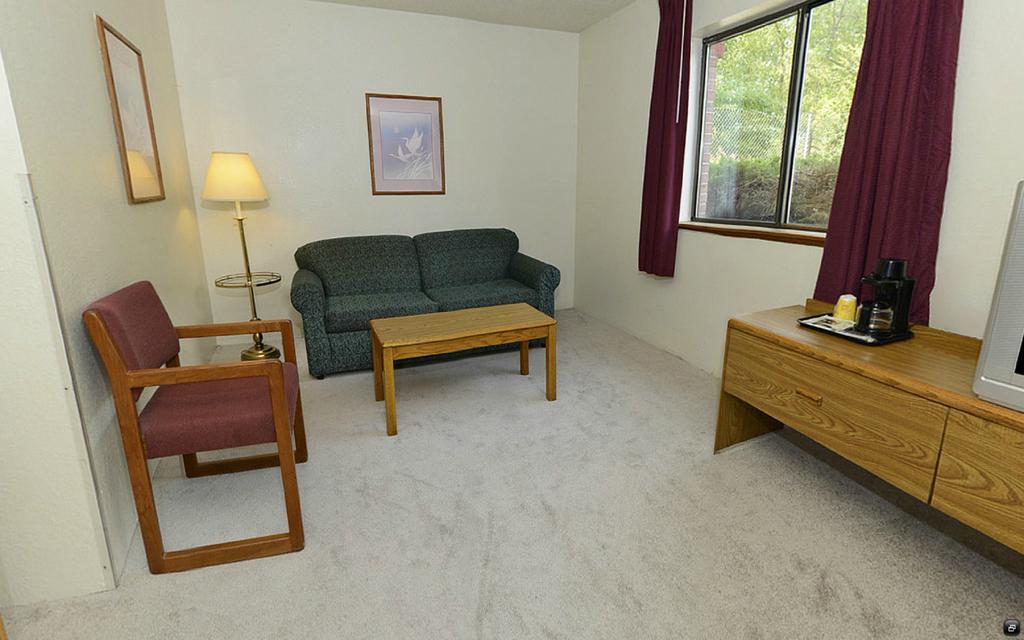 Rodeway Inn Whitehall Room photo